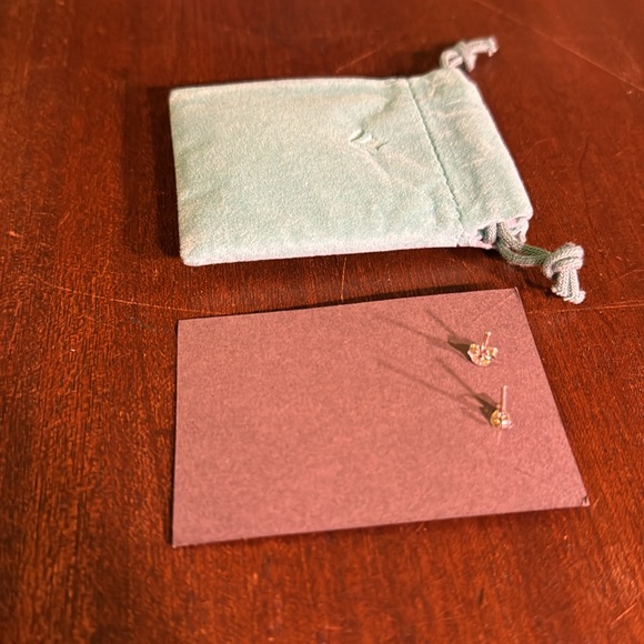 Sterling silver 925 with lab diamond center flower studs - Picture 2 of 4